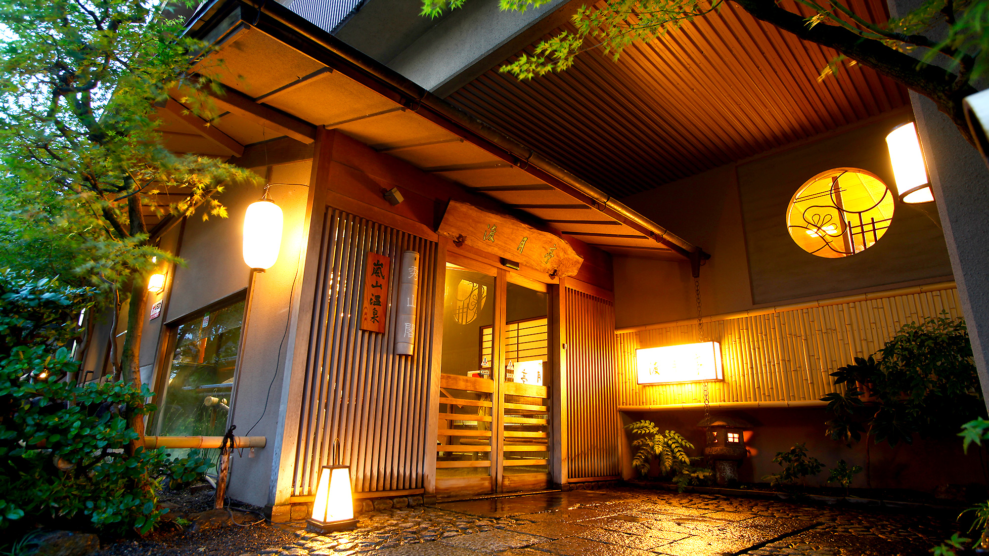 京都　嵐山温泉　渡月亭｜京都の温泉宿・人気温泉旅館｜23,400円〜